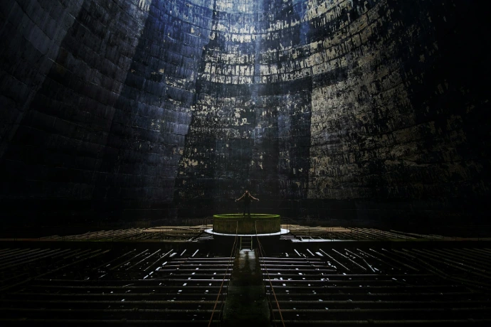 a dark room with a bench in the middle of it